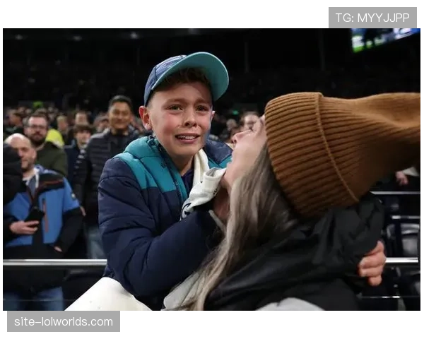 中场休息:小球迷与球员互动获赠球衣